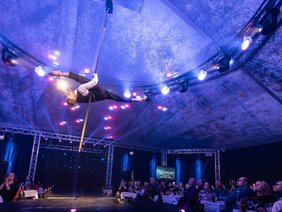 Pole-Act-Künstler Denys Zhygaltsov auf der Bühne