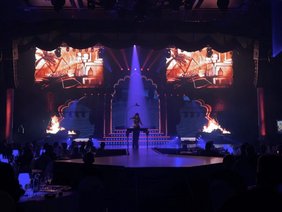 Kimberly Lester bei der Sandmalerei