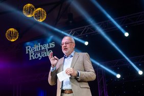 WBL-Geschäftsführer Andreas Veit heißt die Gäste willkommen. Foto: Reiner Pfisterer 